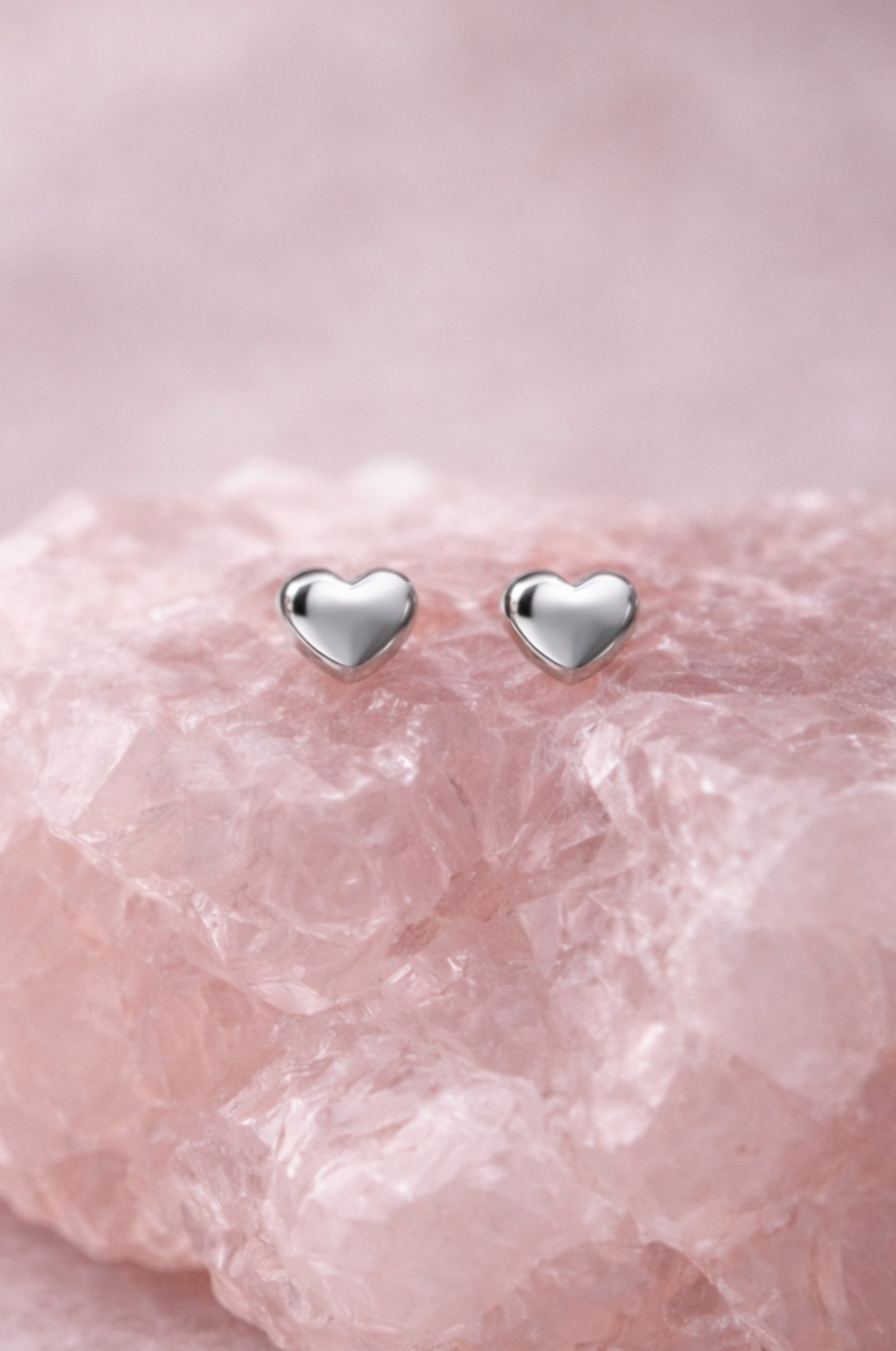 Aretes corazón en oro blanco 14k con cerradura de mariposa