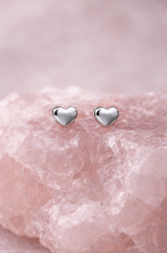 Aretes corazón en oro blanco 14k con cerradura de mariposa