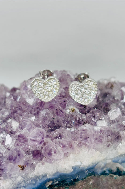 Aretes corazón con zirconitas en oro blanco 10K