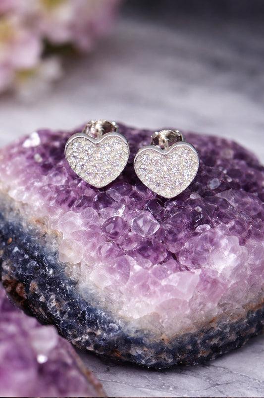 Aretes corazón con zirconitas en oro blanco 10K