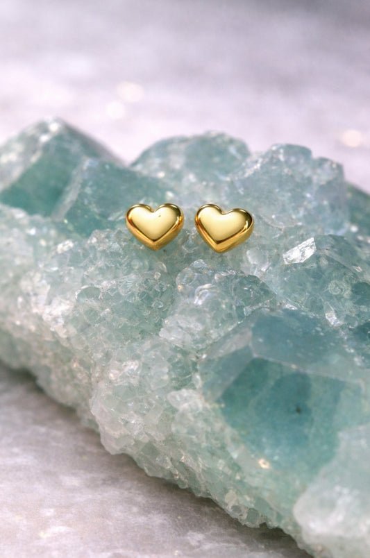 Aretes corazón plano en oro amarillo de 14k con cerradura de mariposa