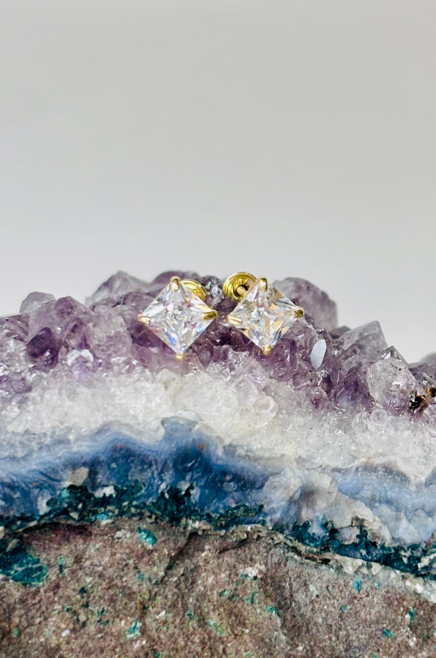 Aretes zirconita princesa en oro amarillo 14K