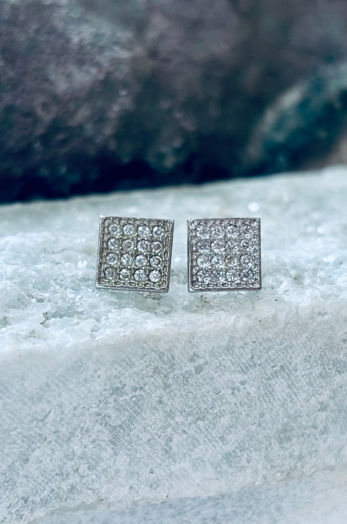 Aretes cuadrados en oro blanco 10K