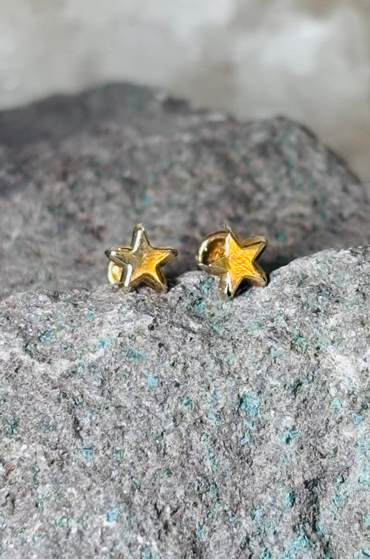 Aretes estrella pequeña en oro amarillo 14K