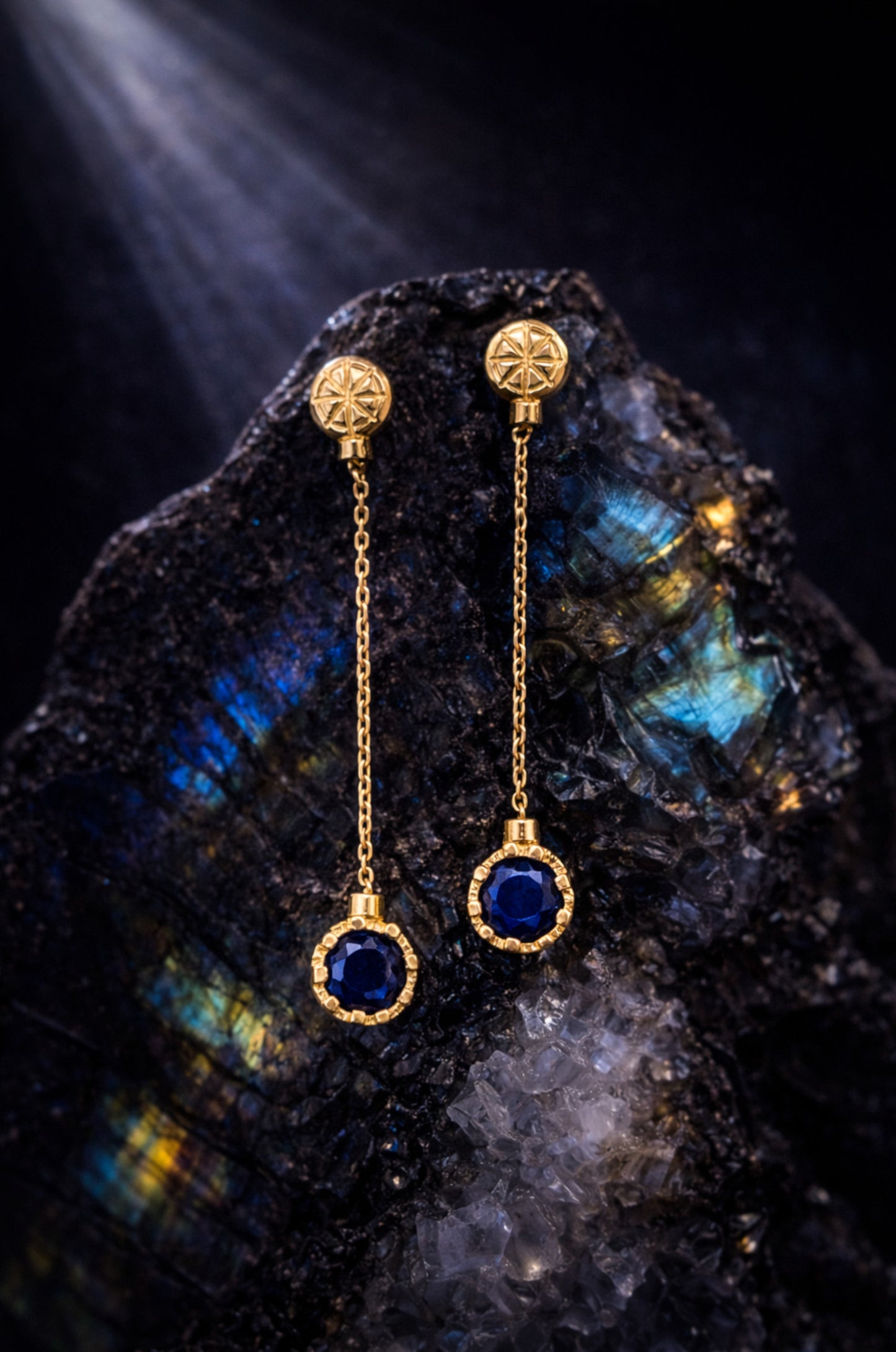 Aretes con zirconitas azules en oro amarillo 14k con cerradura de poste