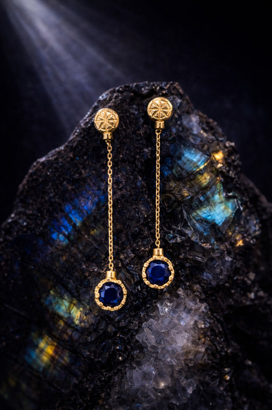 Aretes con zirconitas azules en oro amarillo 14k con cerradura de poste
