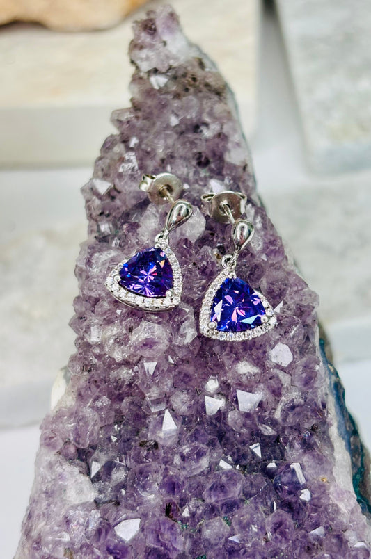 Aretes con zirconitas púrpura corte trillion con cerradura de poste en plata 925