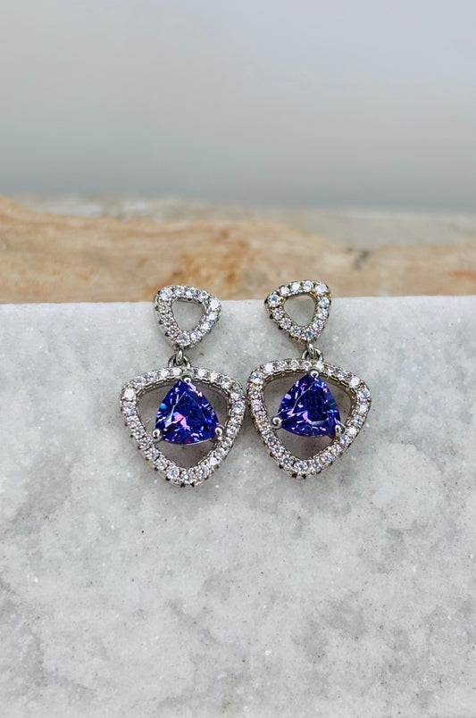 Aretes con zirconitas púrpuras corte trillion con cerradura de poste en plata 925