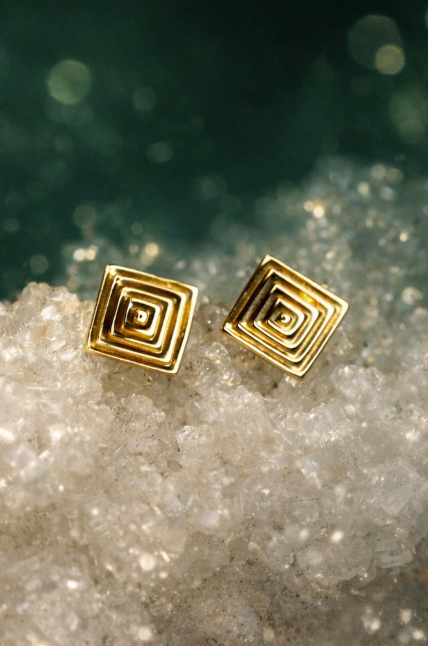 Aretes rombo en oro amarillo 14k con cerradura de mariposa