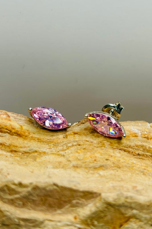 Aretes con zirconitas rosas corte marquesa con cerradura de poste en plata 925