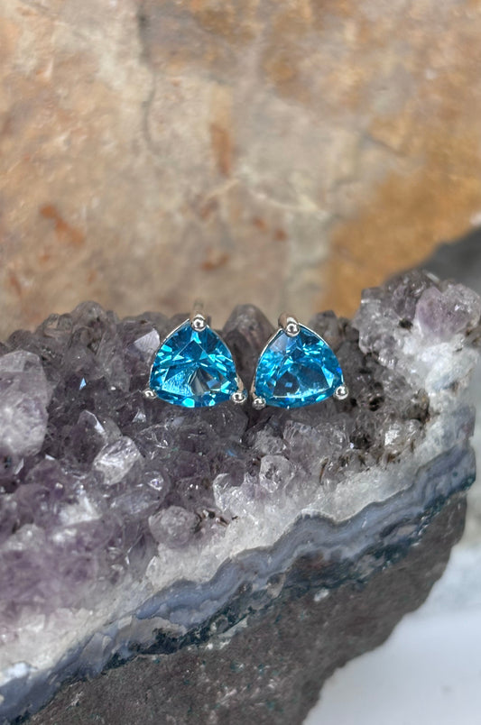 Aretes con zirconitas azules corte trillion con cerradura de poste en plata 925