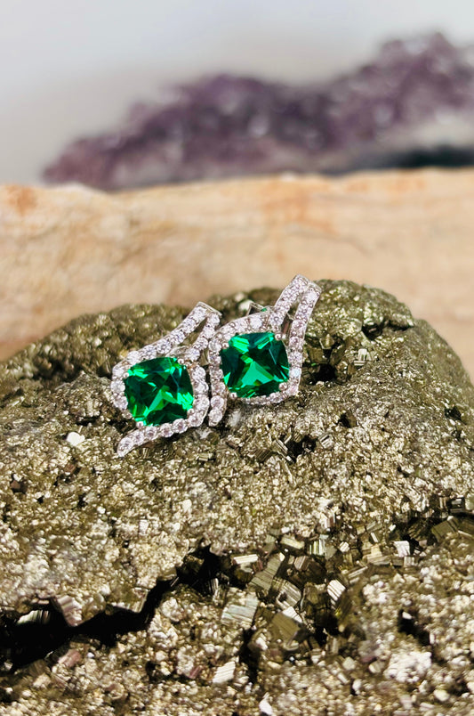 Aretes con zirconitas verdes corte cushion con cerradura de poste en plata 925