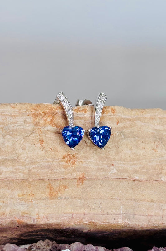 Aretes con zirconitas púrpura corte corazón con cerradura de poste en plata 925