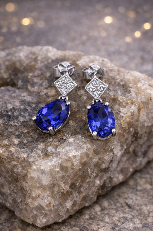 Aretes con zirconitas púrpura corte ovalado con cerradura de poste en plata 925