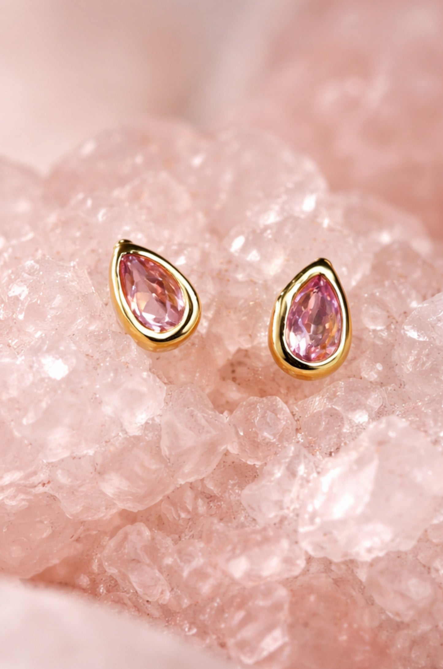 Aretes con zirconitas rosas corte pera en oro amarillo 10k con cerradura de bebé