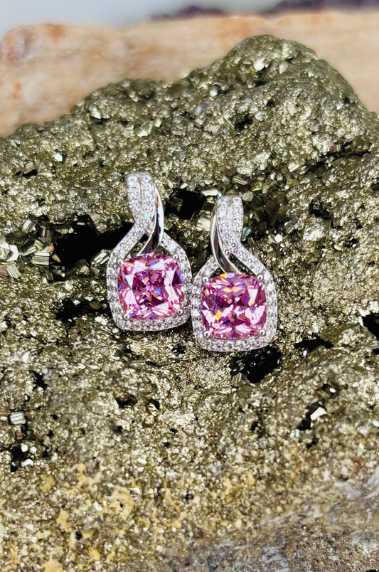 Aretes con zirconitas rosas corte cushion con cerradura de poste en plata 925