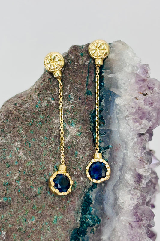 Aretes con zirconitas azules en oro amarillo 14k con cerradura de poste