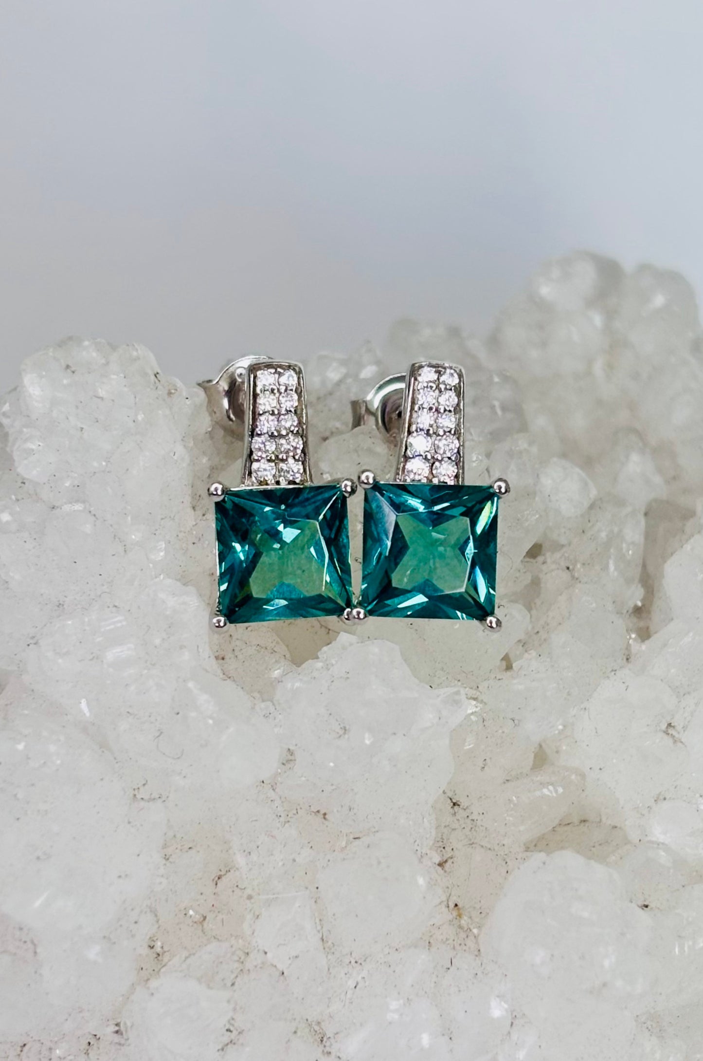 Aretes con zirconitas verde aqua corte princesa con cerradura de poste en plata 925
