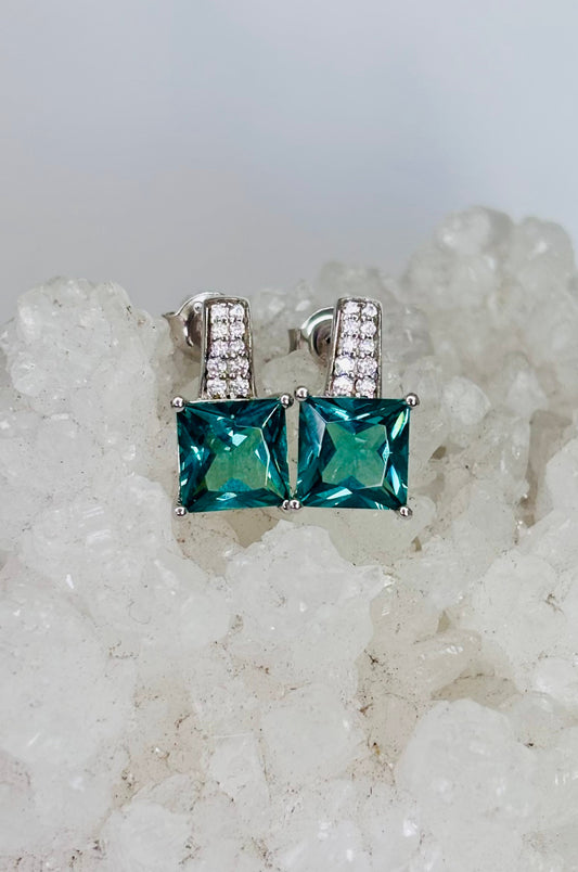 Aretes con zirconitas verde aqua corte princesa con cerradura de poste en plata 925