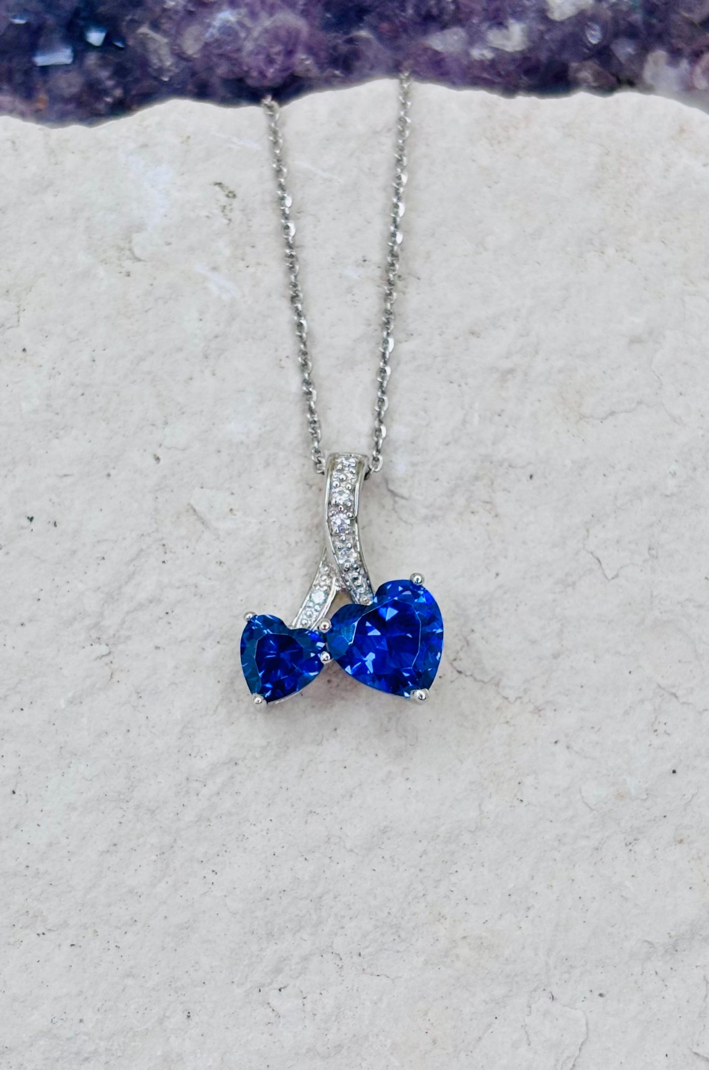 Collar con zirconitas púrpuras corte corazón en plata 925