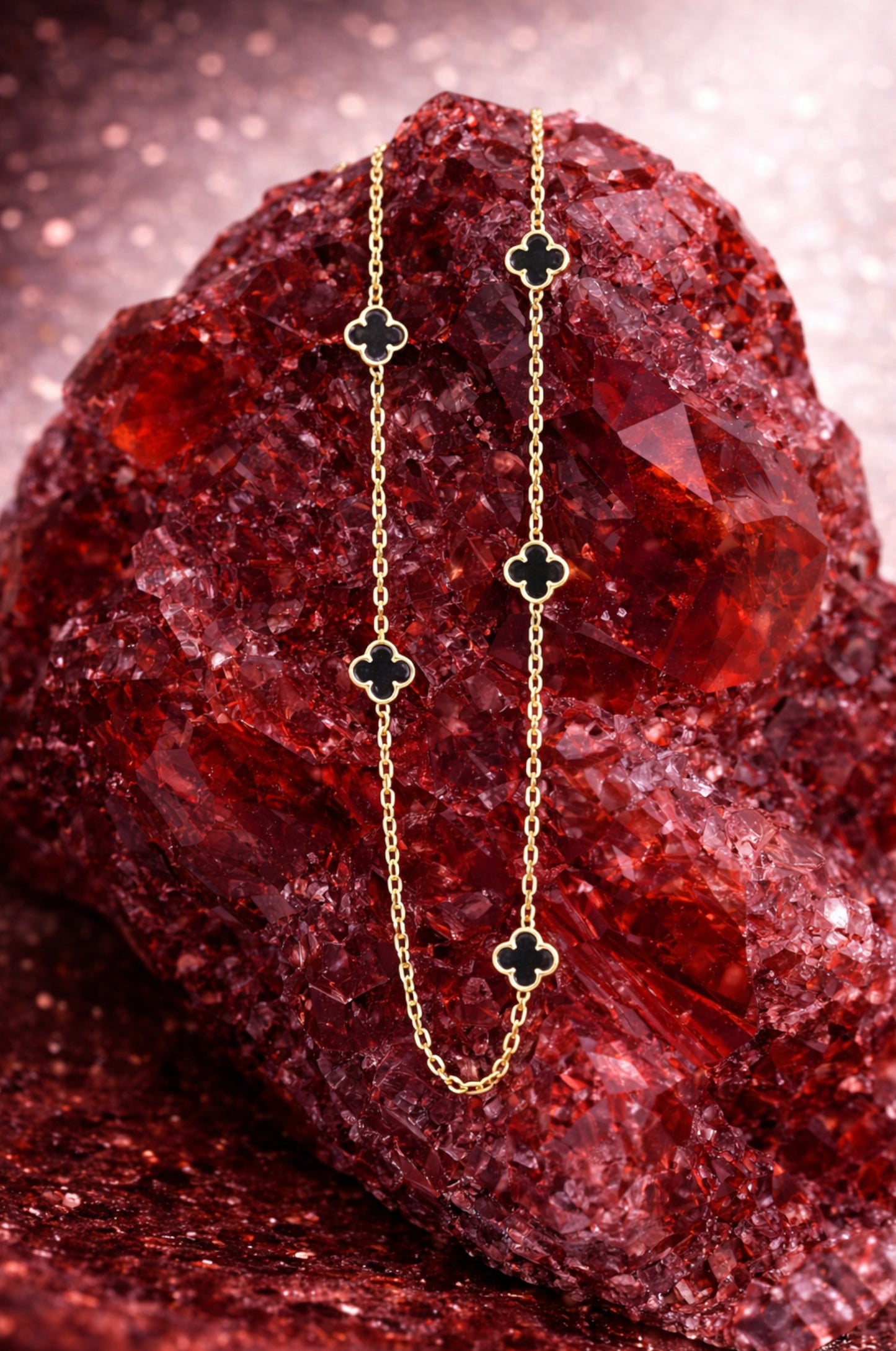 Collar trébol mini color negro en oro italiano de 10k