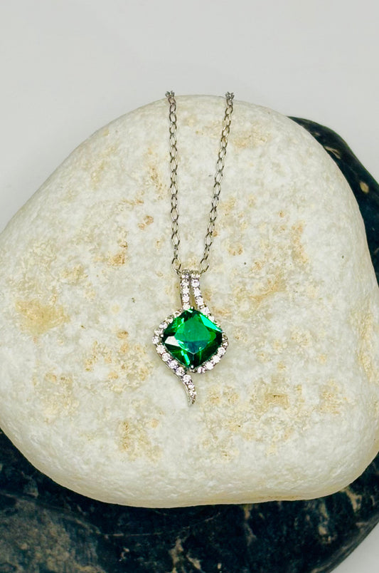 Collar con zirconita verde corte cushion en plata 925