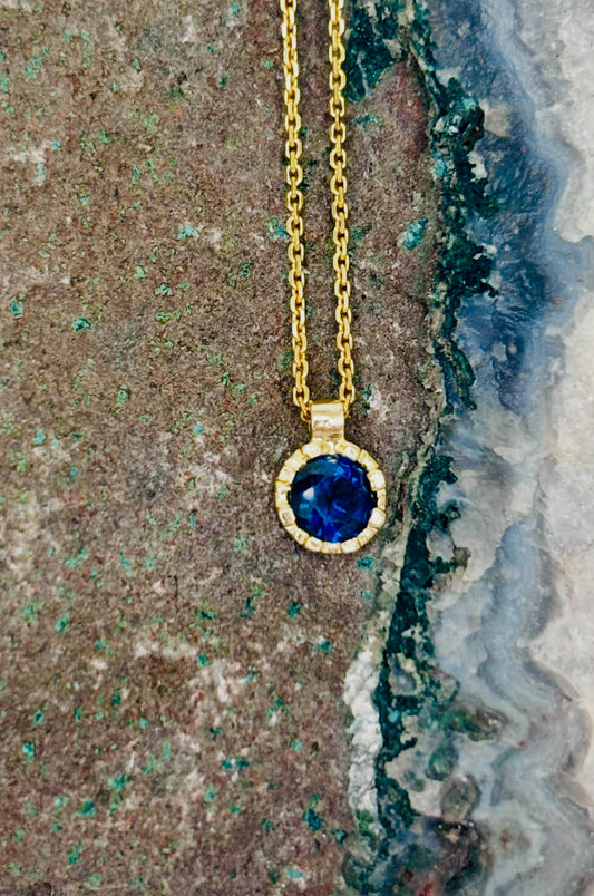 Collar zirconita azul en oro amarillo 14k, 18.4 cm de largo.