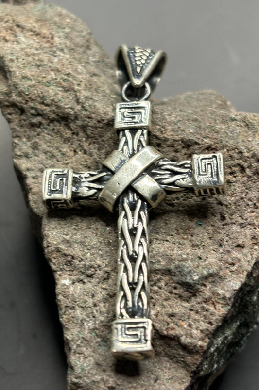 Dije de cruz tejido de serpiente plana en plata 925