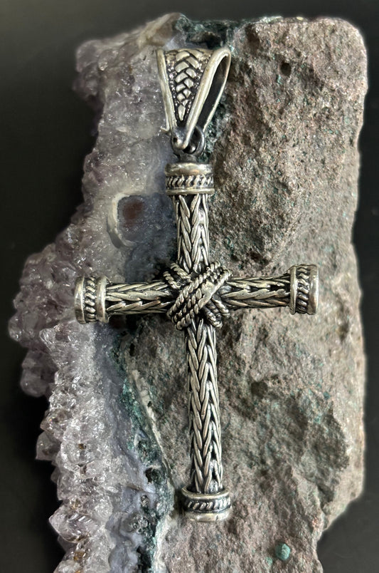 Dije de cruz tejido pluma de serpiente redonda en plata 925