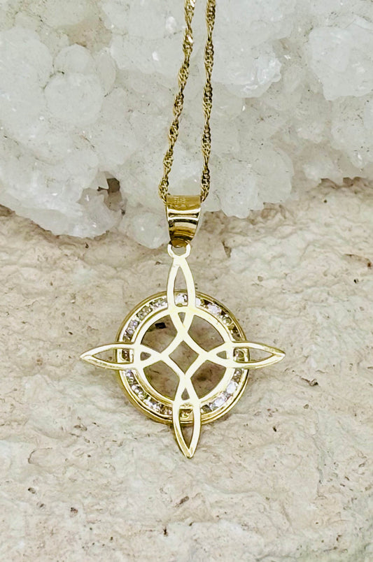 Collar y dije nudo de bruja con zirconitas en corte redondo oro amarillo 14k.