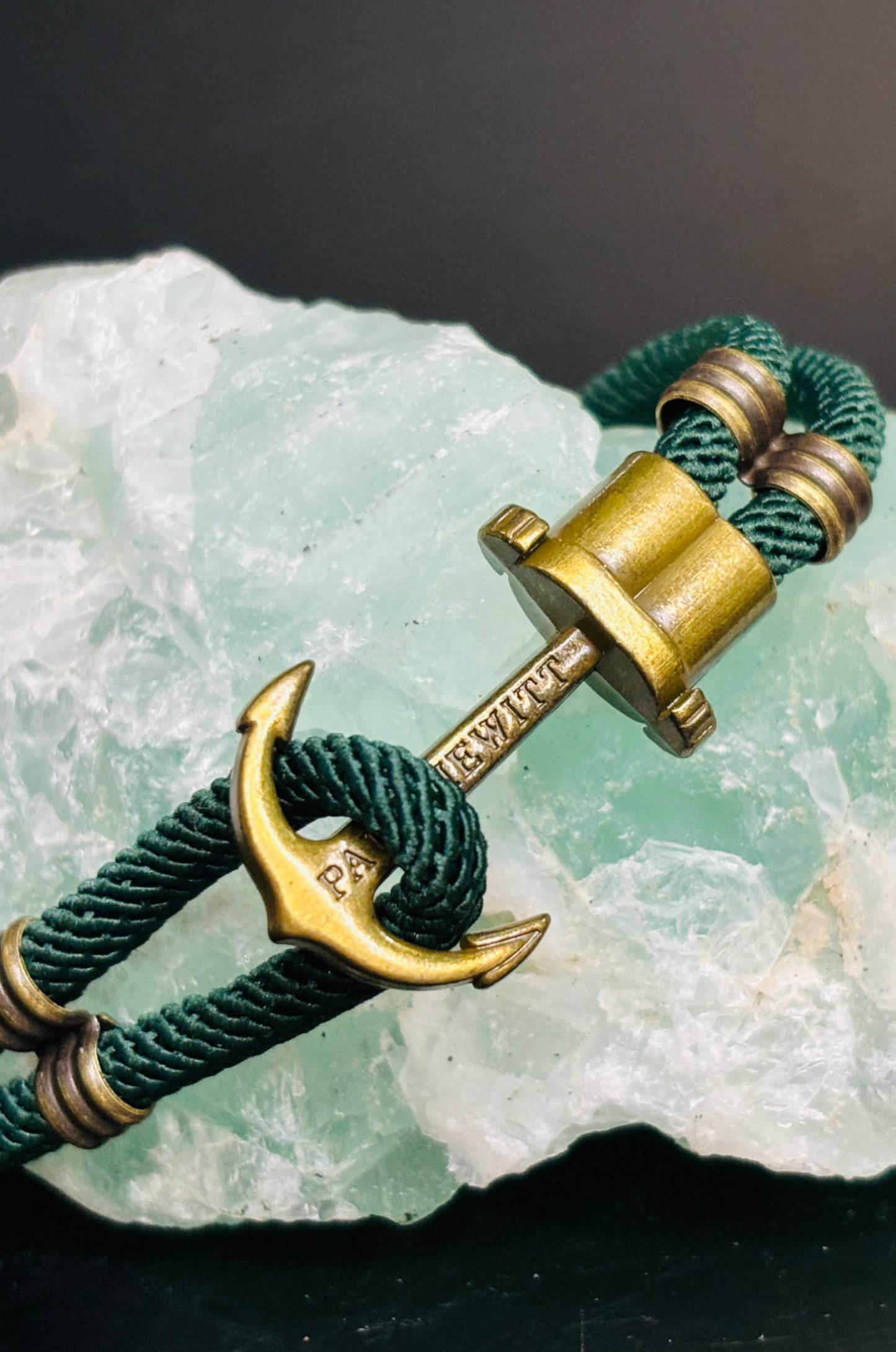 Pulsera de cordón verde oscuro con ancla en acero dorado