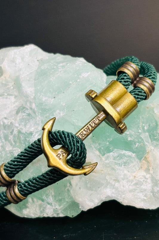 Pulsera de cordón verde oscuro con ancla en acero dorado