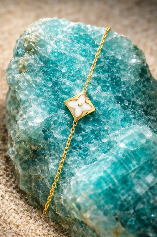 Pulsera de flor blanca en oro italiano 10k