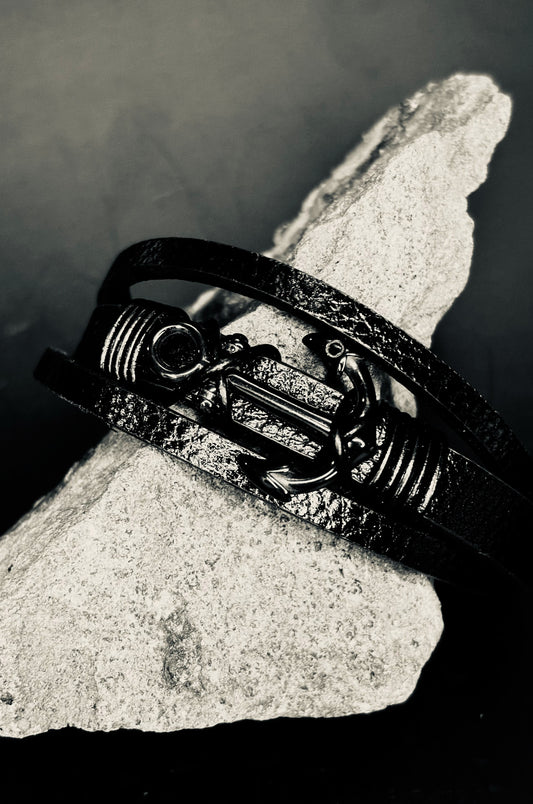 Pulsera de ancla en piel negra con cerradura magnética