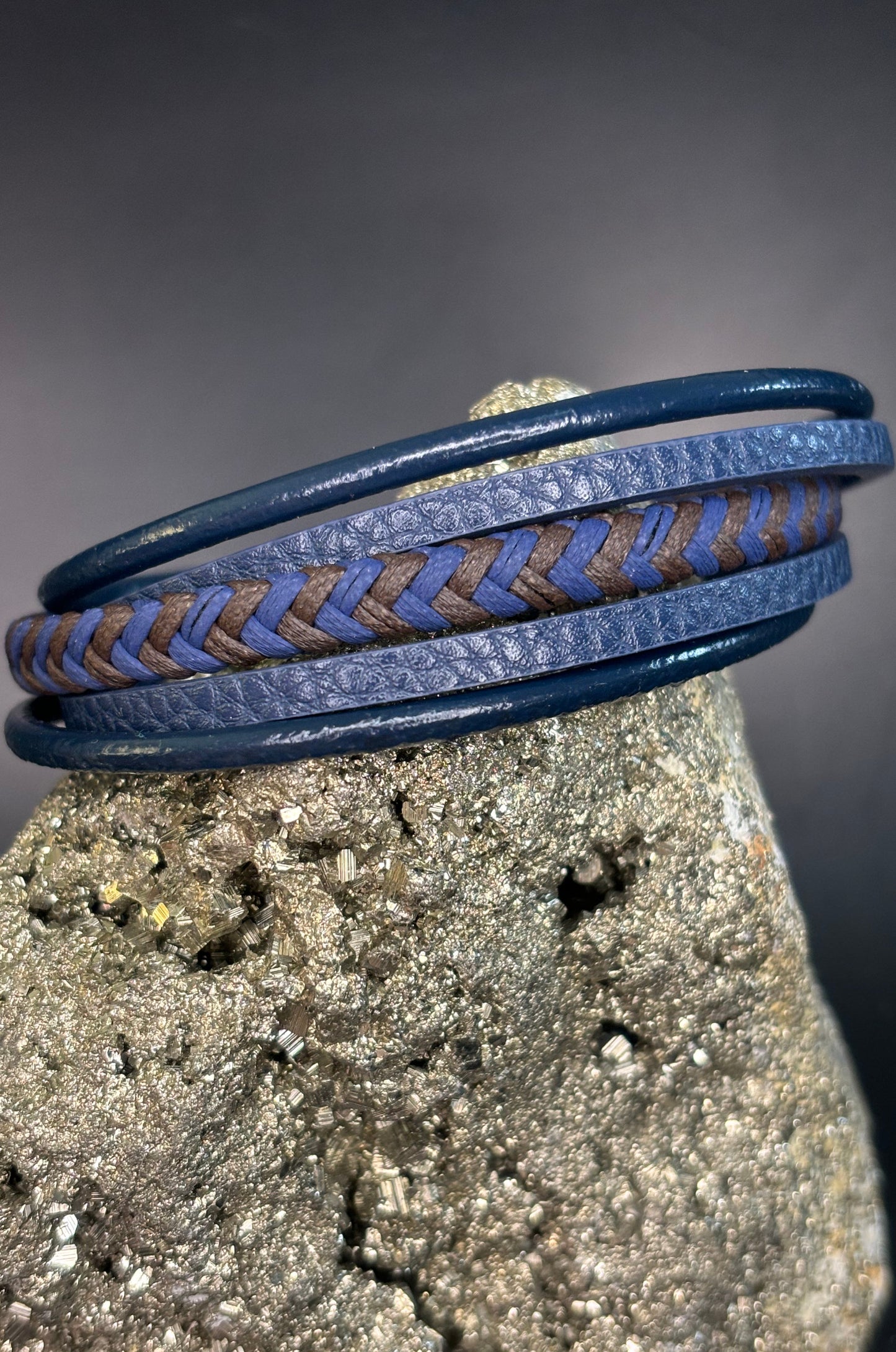 Pulsera de piel azul con café de 5 tiras