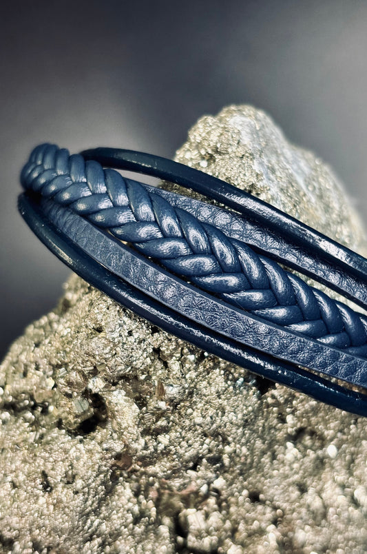 Pulsera trenzada en piel azul de 5 tiras cerradura plateada