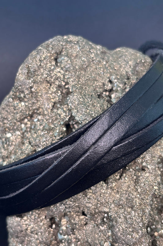 Pulsera gruesa de piel negra con tiras cruzadas