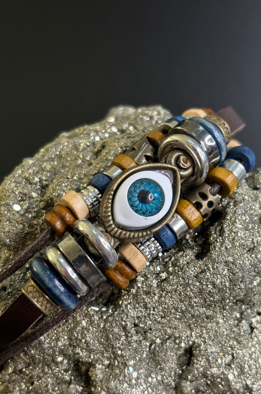 Pulsera ojo en piel café con accesorios de madera