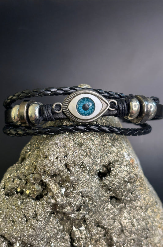 Pulsera ojo en piel negra con accesorios en acero