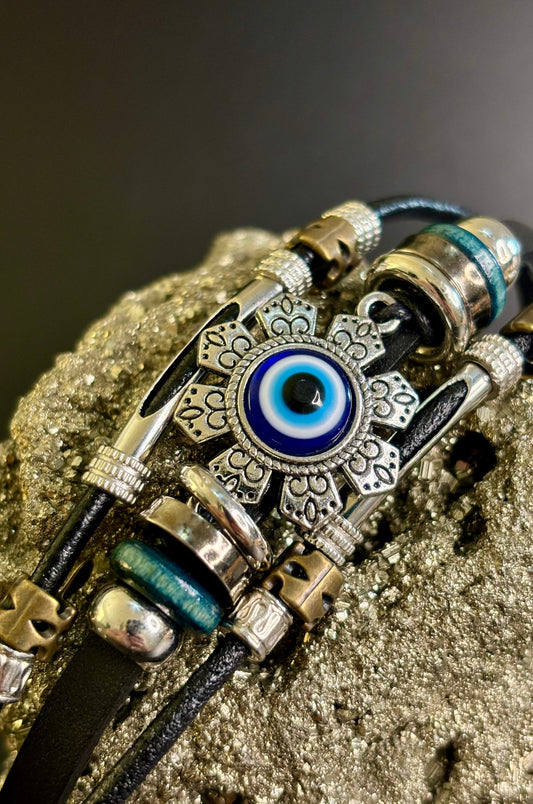 Pulsera ojo protector en piel y cerradura de acero