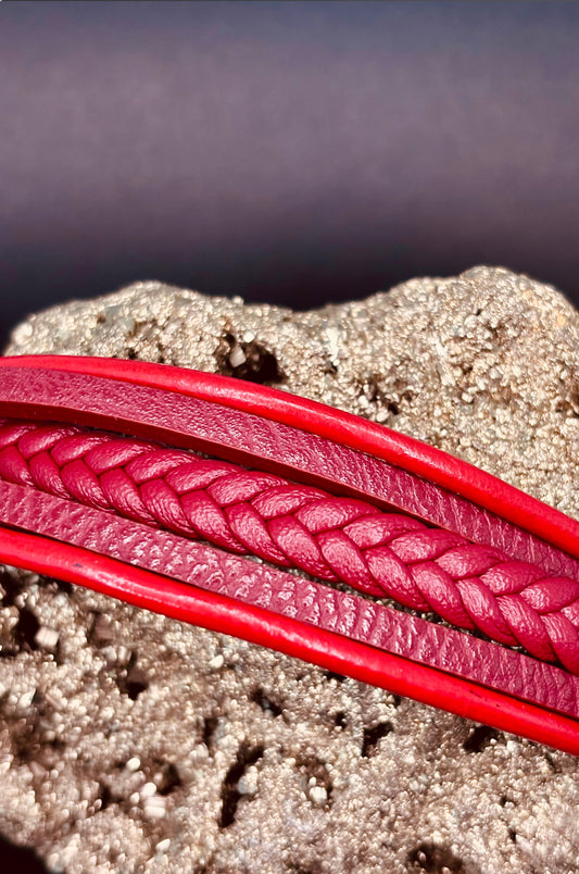 Pulsera de piel roja trenzada de 5 tiras