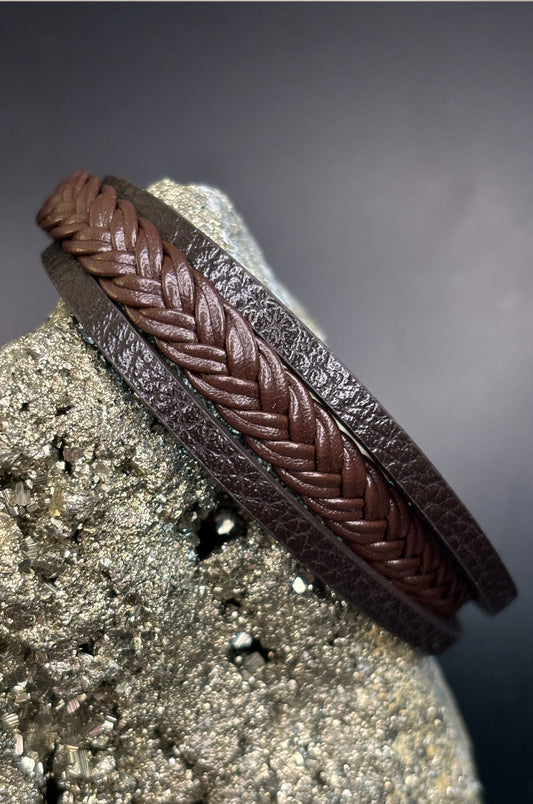 Pulsera de piel café trenzada de 3 tiras