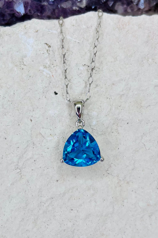 Collar con zirconita azul corte trillion en plata 925